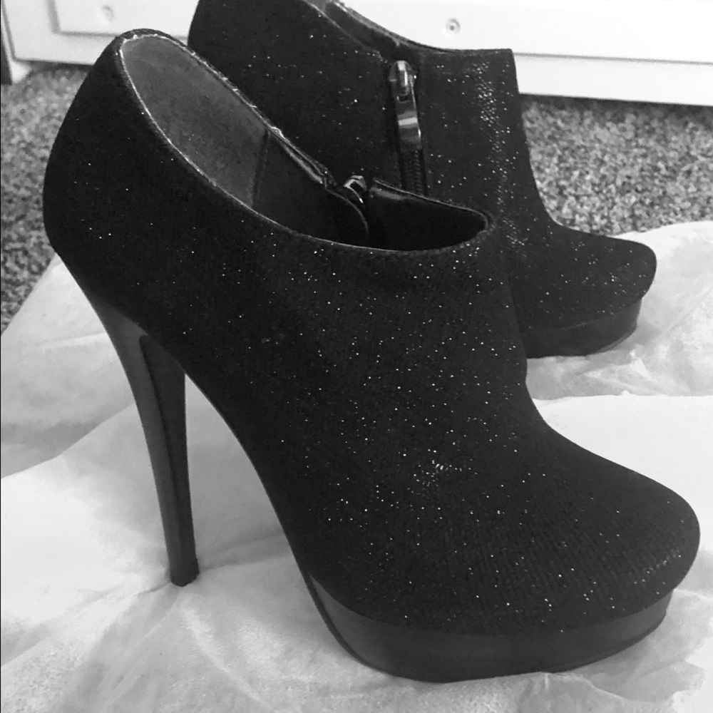 Woman’s Blk Heel Boot